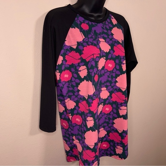 NEW MEDIUM LULAROE BLACK FLORAL TOP BASEBALL STYLE WOMENS TOP STRETCH - Picture 2 of 12